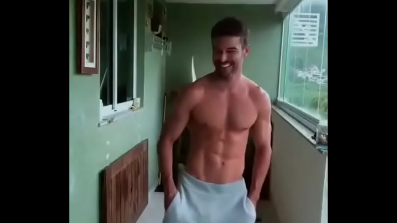 v&iacute;deo mostra rapaz com a pica marcando no moletom