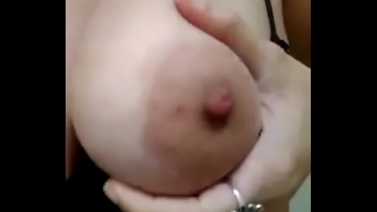 Deixando minhas tetas sair