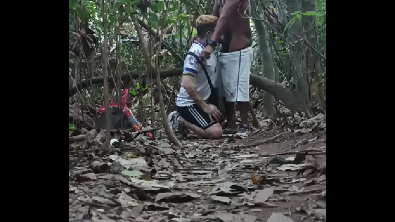 Novinho se perdeu no mato e neg&atilde;o ajudou ele em troca do cuzinho (COMPLETO NO RED)