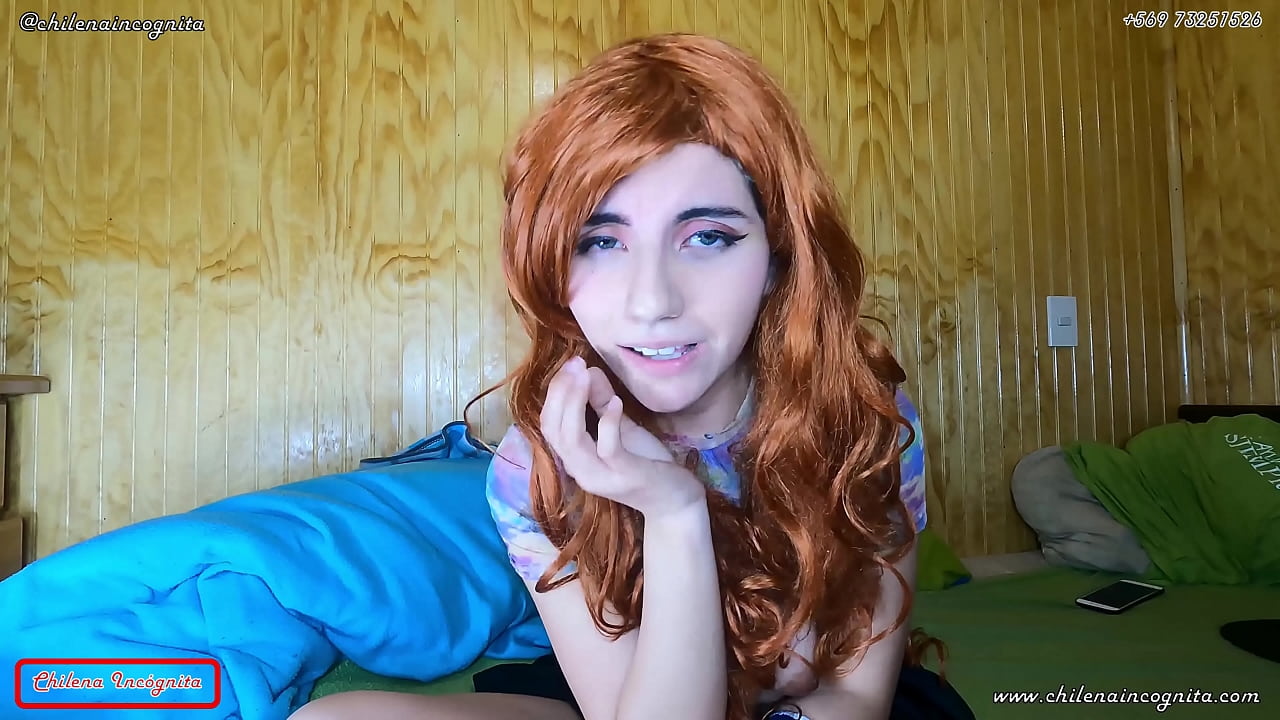 Chica se excita frente a la pantalla