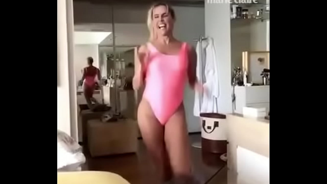 Atriz da Globo dan&ccedil;ando e mostrando a raba