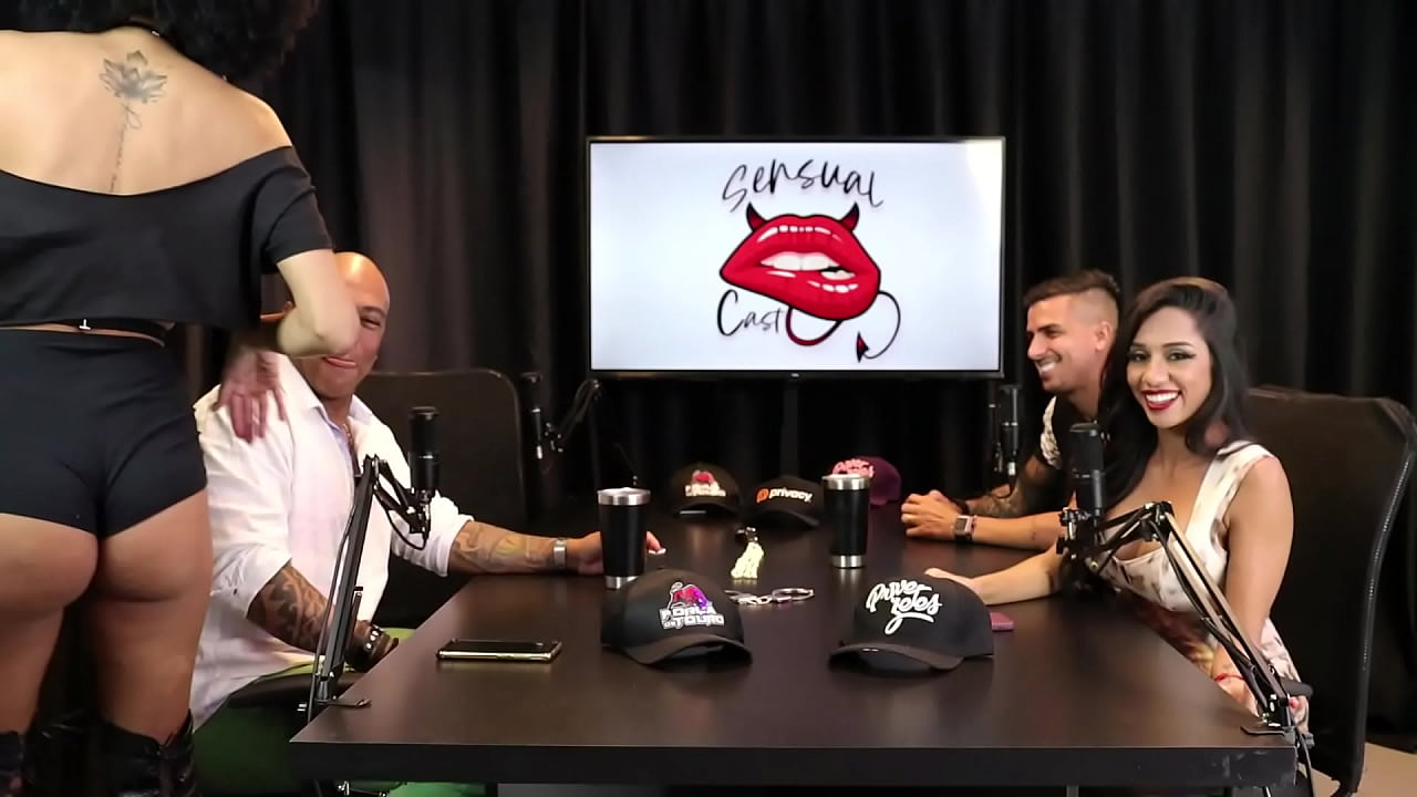 Precisou explicar para a fam&iacute;lia o que fazia ap&oacute;s acharem ser uma garota de programa - Casal Fada Prazeres (SHEER/RED)