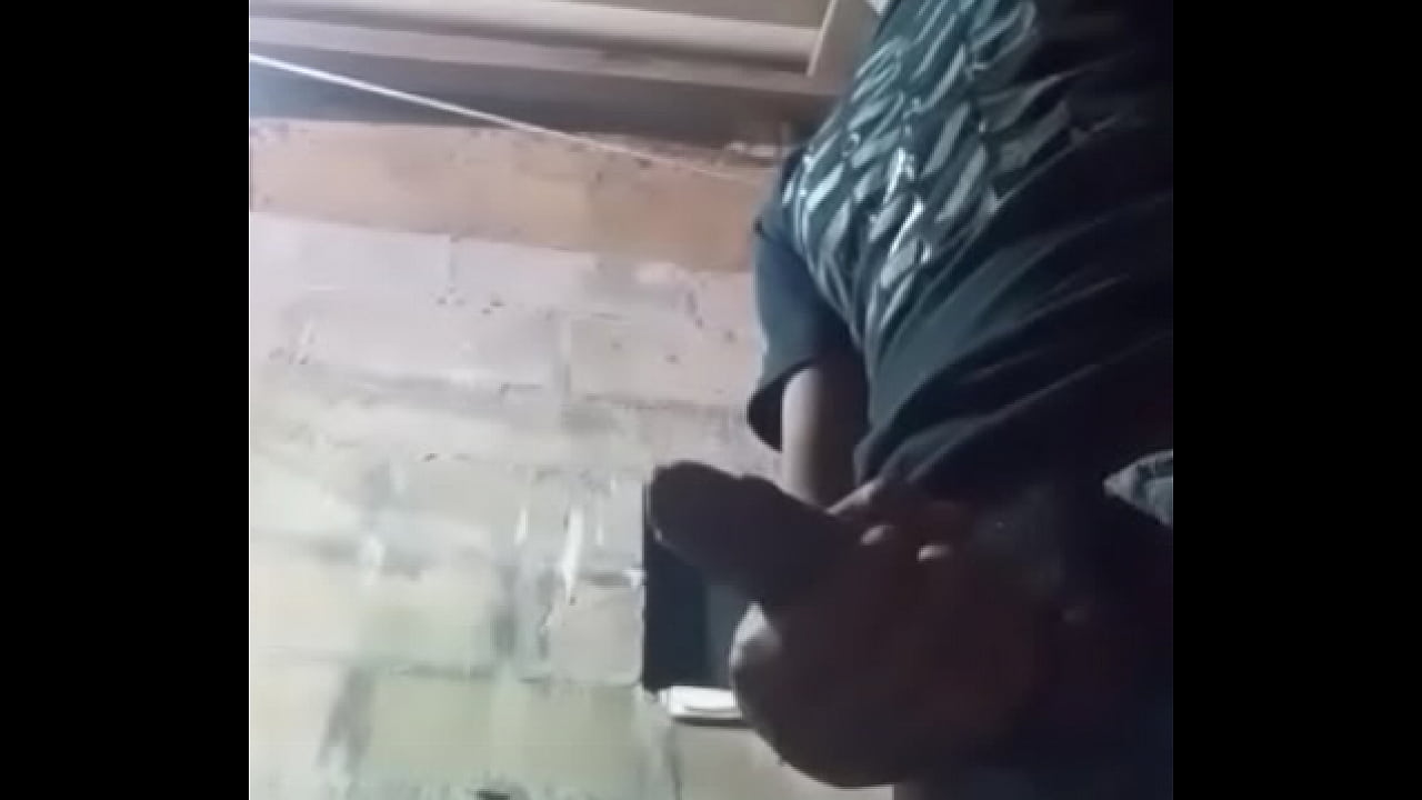 Chico enga&ntilde;ado con rica verga se la jala