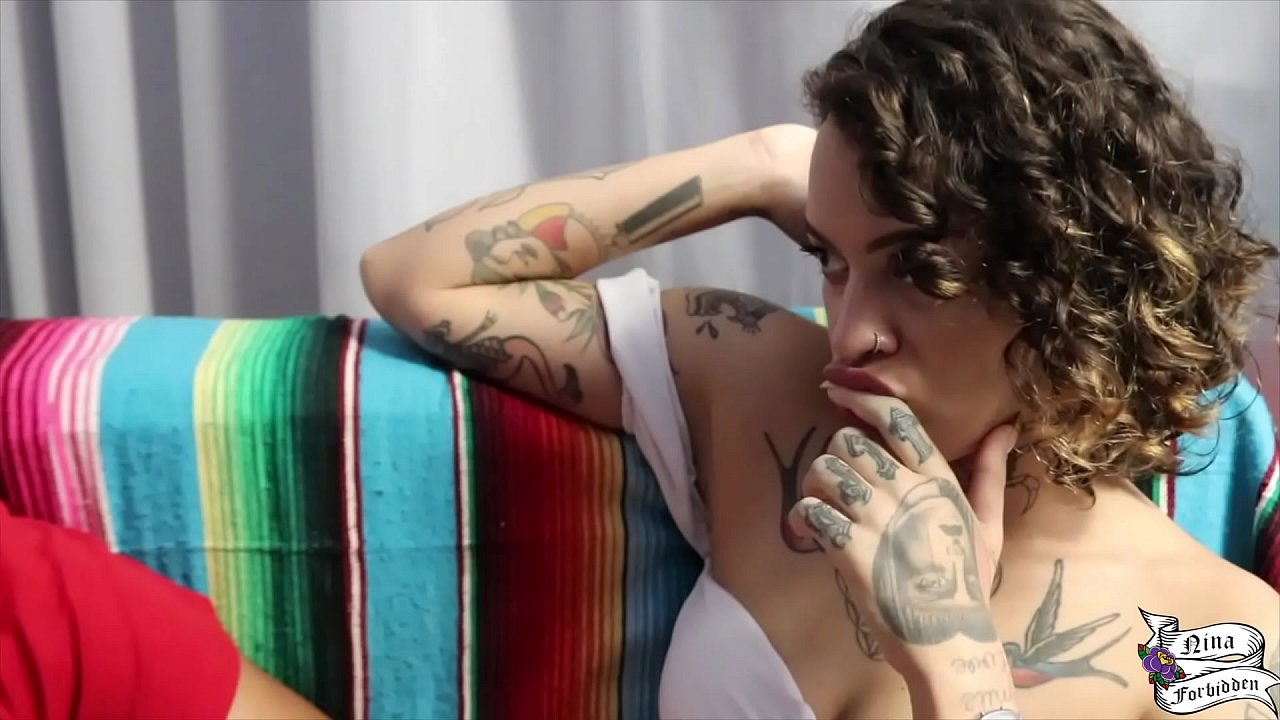 Safado foi pular a cerca com a novinha das tattoo