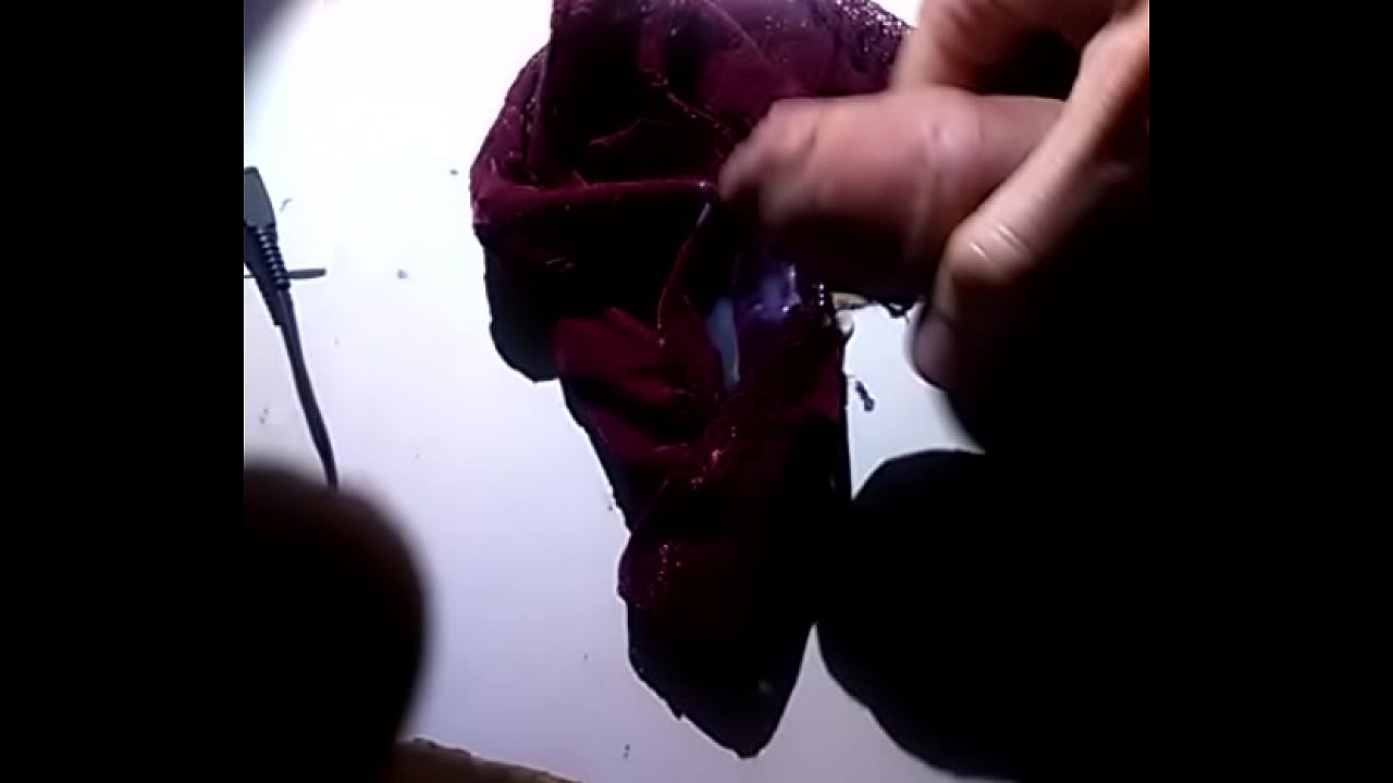 Me corro en las braguitas usadas de mi amante despu&eacute;s de follarla y grabarnos