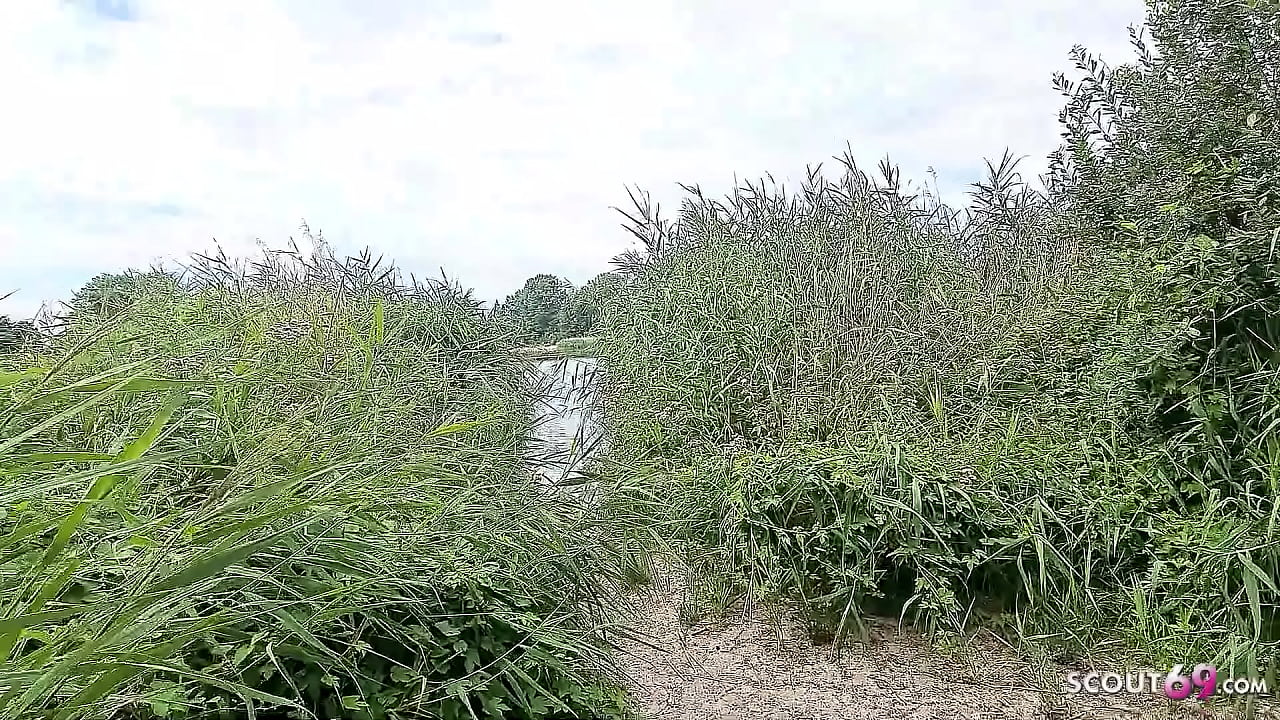 Zwei Jungspunde erwischen reife kurvige T&uuml;rkin nackt am Badesee und ficken sie