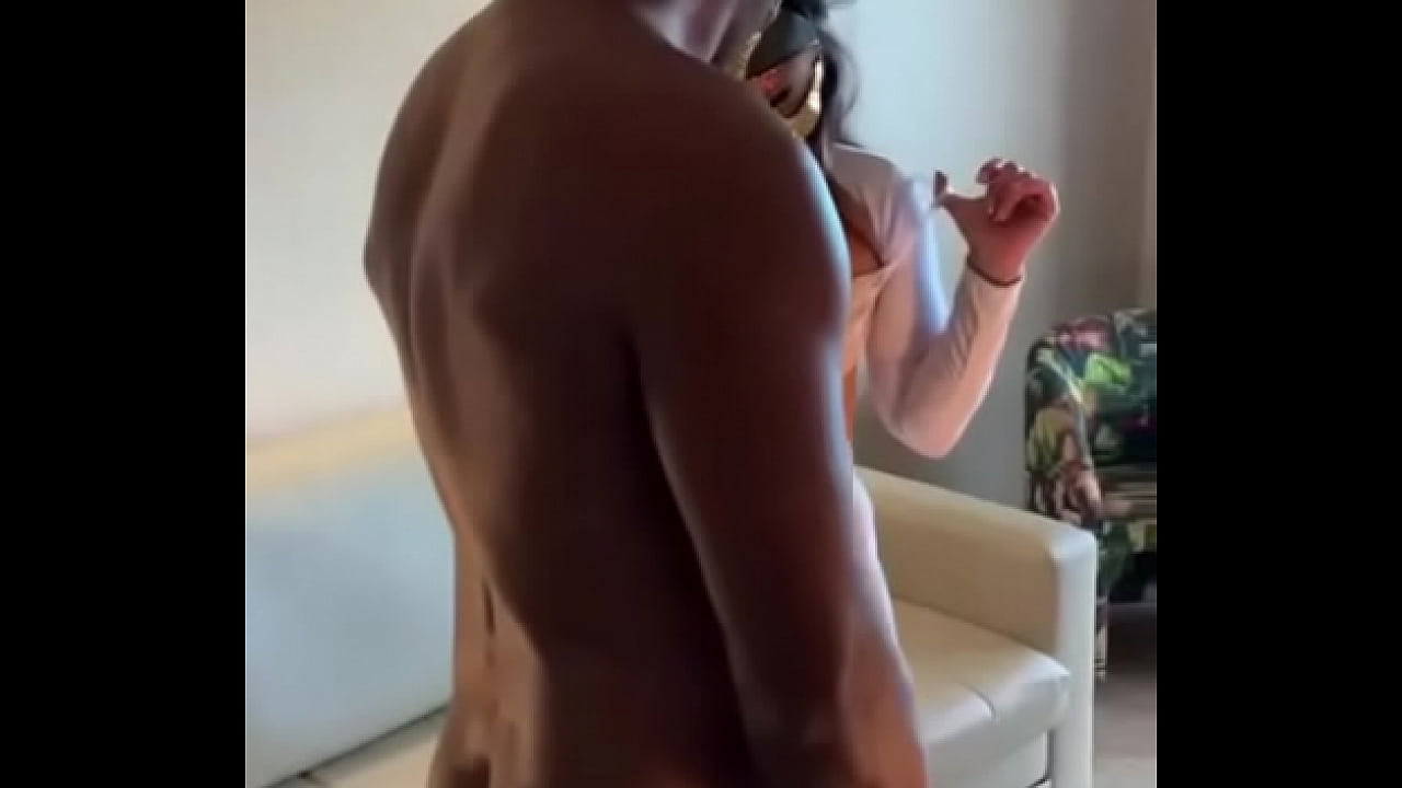 Hotwife admirando o rol&atilde;o do amigo Crossfiteiro.