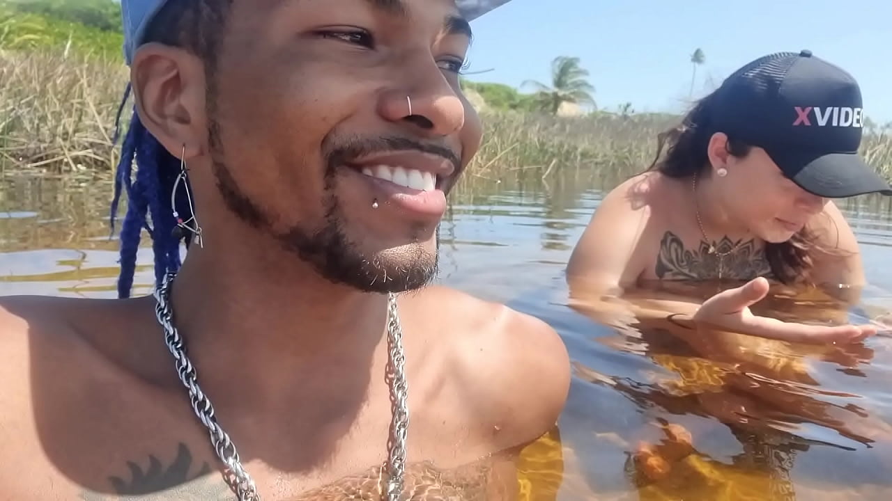 Novinha Branquinha Gostosa Conhecendo a Praia de Nudismo Primeira Vez | Bruninha Fonseca & Joao O Safado