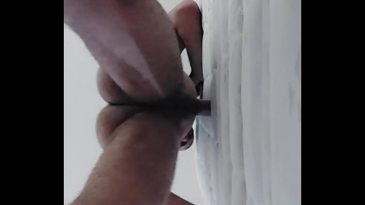 fut  din salteaua &icirc;n hotel  &icirc;n picioare si ejaculez spermă pe ea