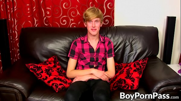 Mesmerizing twink cums after wanking off