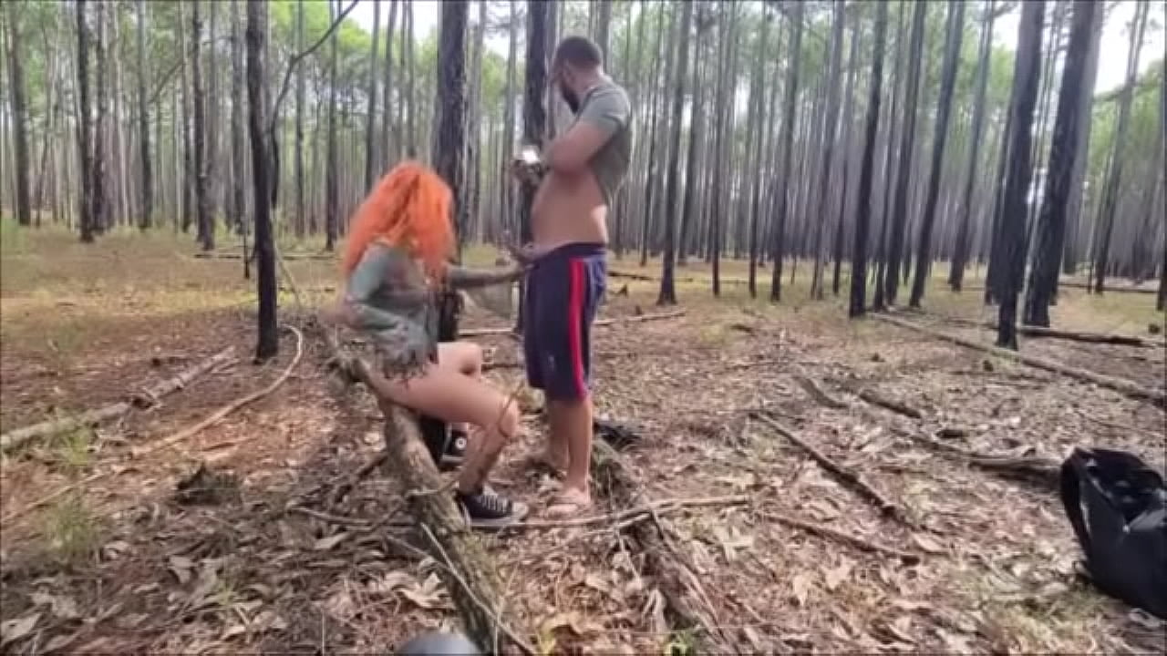 Socando no pelo a safada na floresta