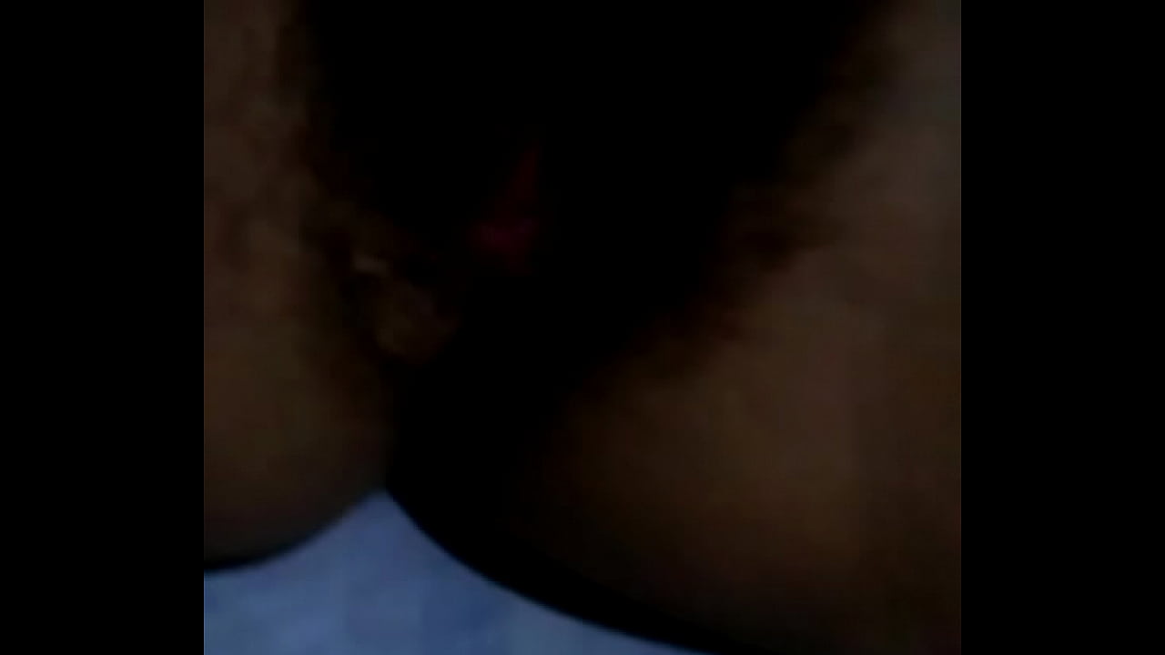 Ch2 me muestra sus pechos y su vagina peludita y rojita en la noche