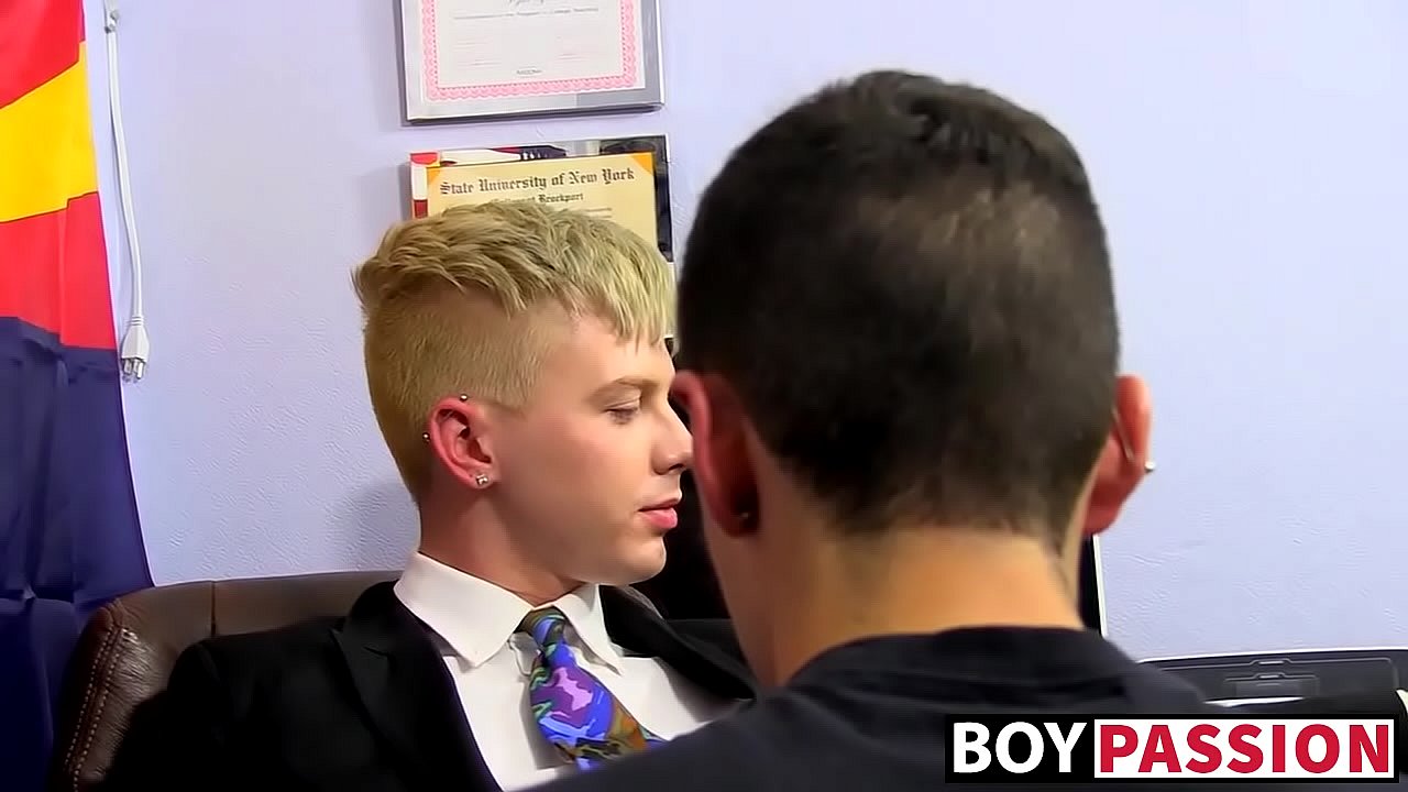 Aaron blowing Kylers thick dick