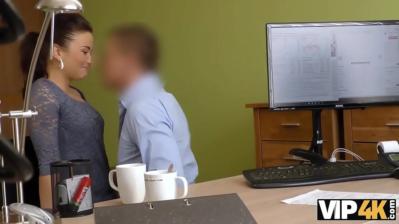 VIP4K. Colleen sait que Frances peut obtenir du cr&eacute;dit si elle monte la bite de l'agent