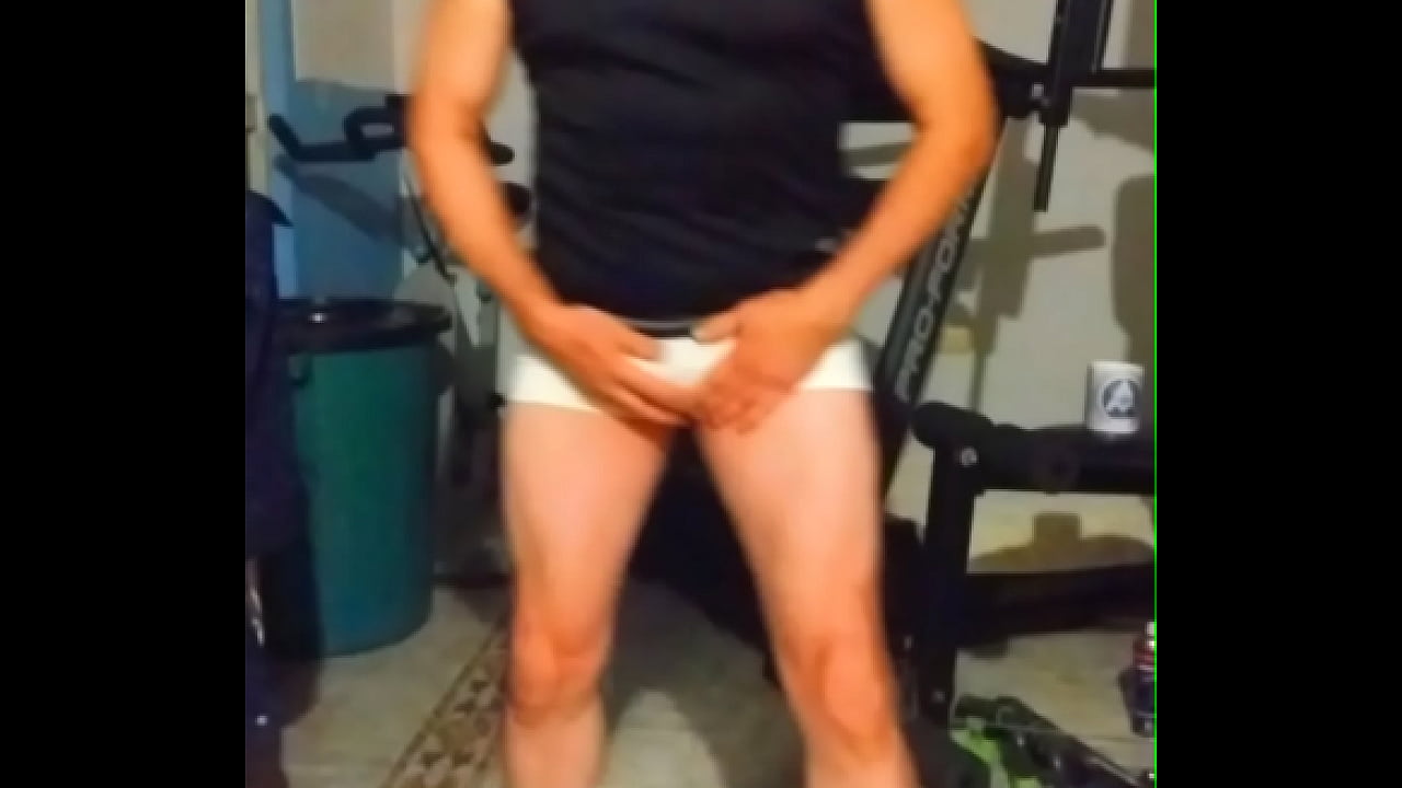 Show de baile al desnudo en el gimnasio.