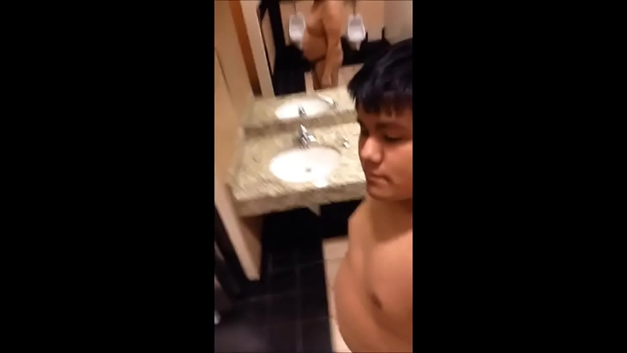 Gordinho novinho pelado em p&uacute;blico