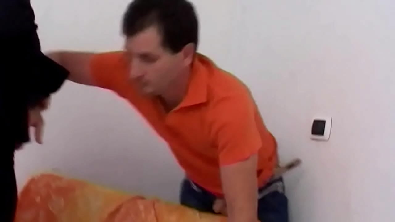 La suora viziosa ha fatto un discorso sul culo di un uomo quando si &egrave; contorto