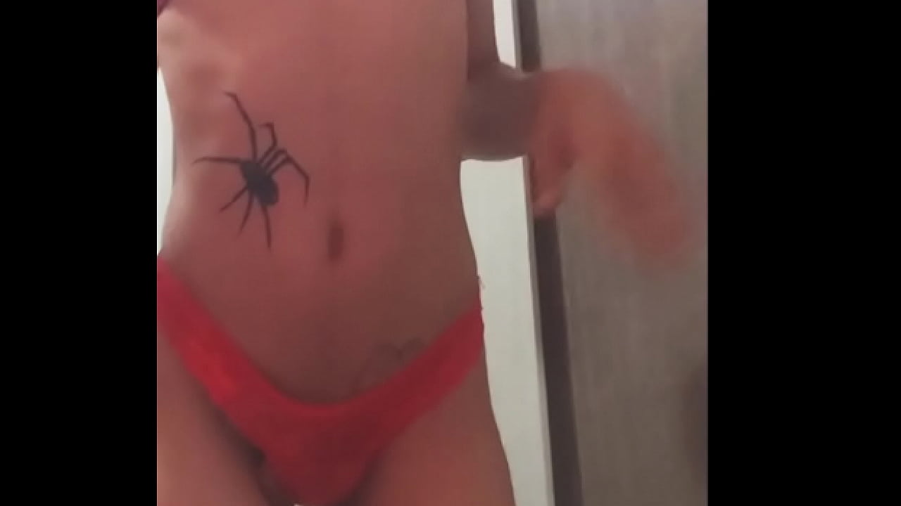 Cdzinha virgem se arrumando para macho