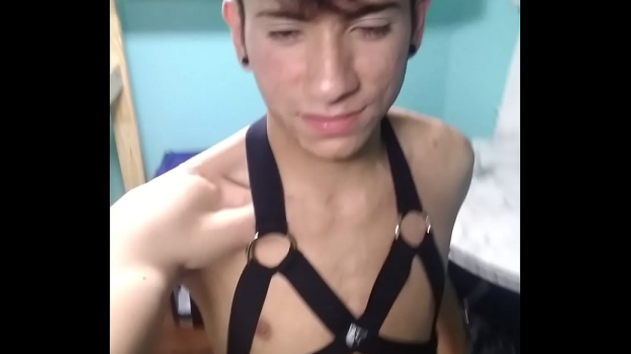 Jovencito gay ense&ntilde;a su cuerpo y arn&eacute;s