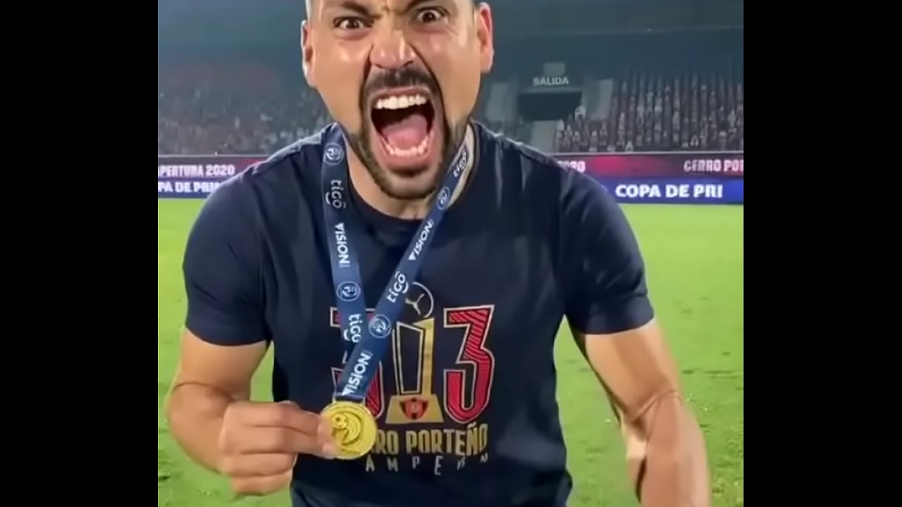 Hombre de edad gime muy fuerte