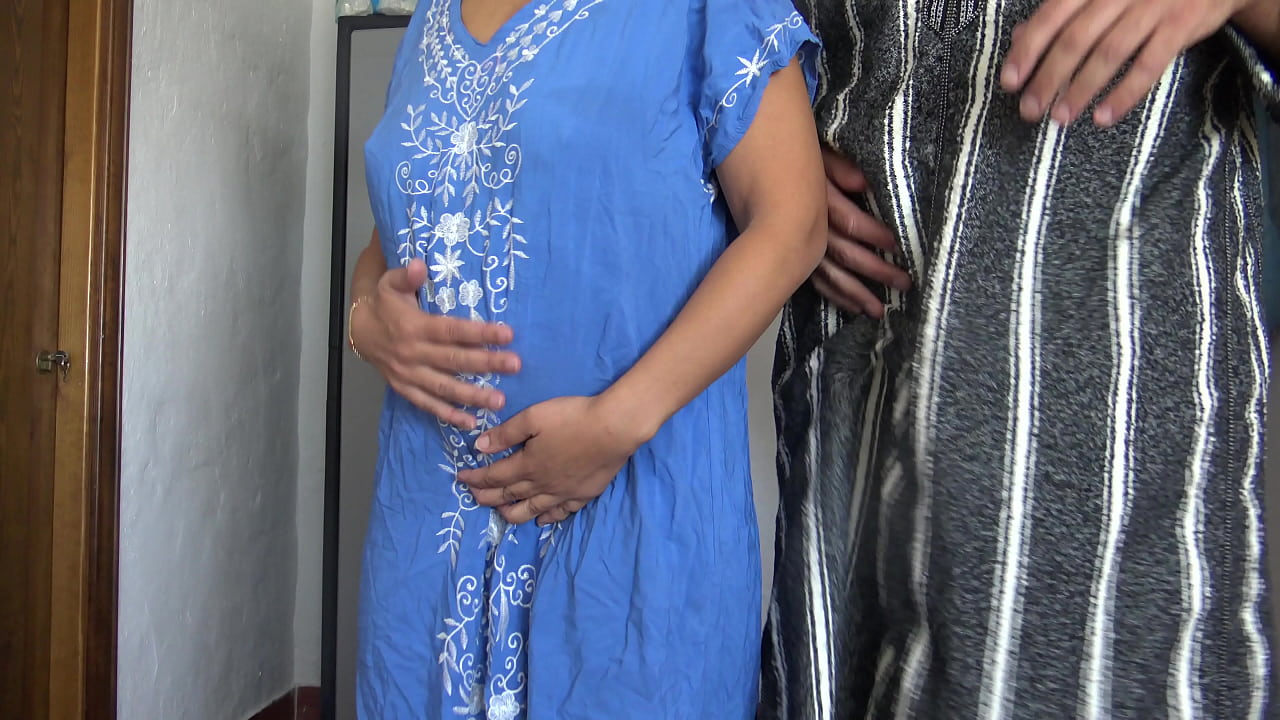 Beurette alg&eacute;rienne musulmane de Marseille cherche des hommes pour baiser sa chatte poilue pendant que son mari est au travail