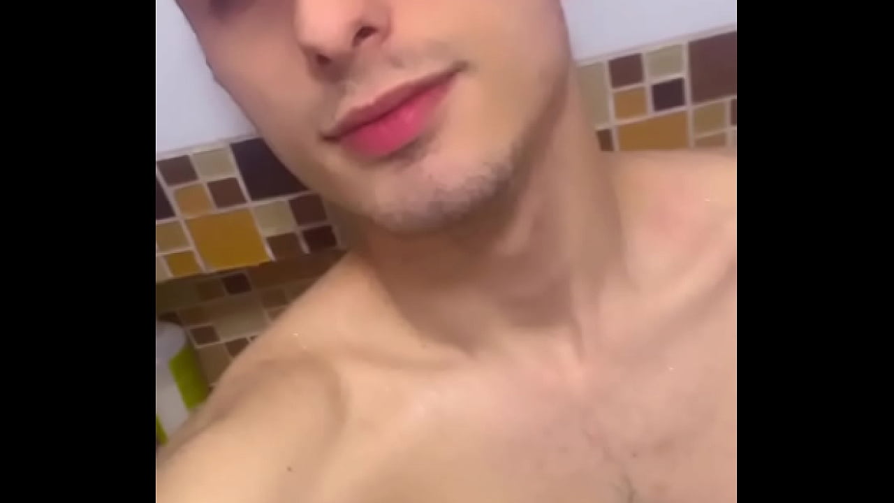 Garoto se masturbando no banheiro sozinho