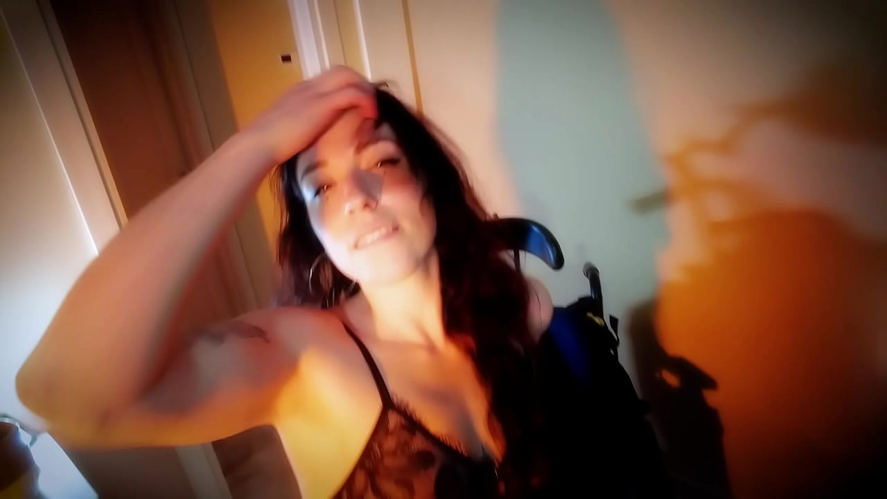 Striptease di Nemesi dalla clip IL DISABILE INSICURO E L'ASSISTENTE PROCELLONA