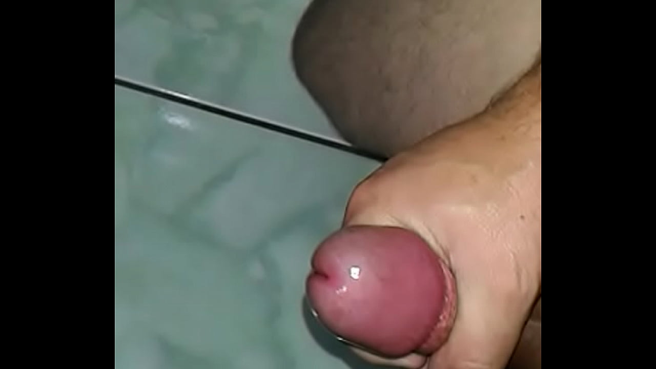 Batendo uma punheta e gozando muito para a amiga do whatsapp