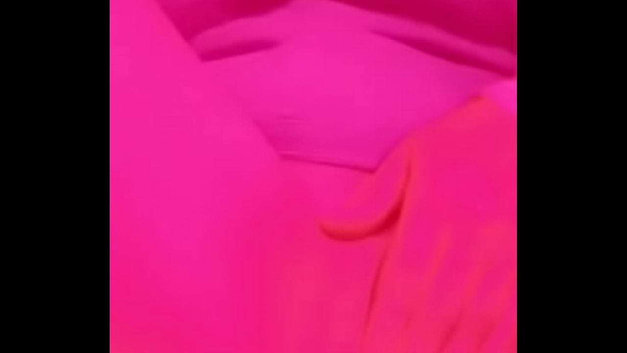 Esposa se masturba para otros hombres y goza. Le gusta que otros la vean y se pajeen pensando en ella