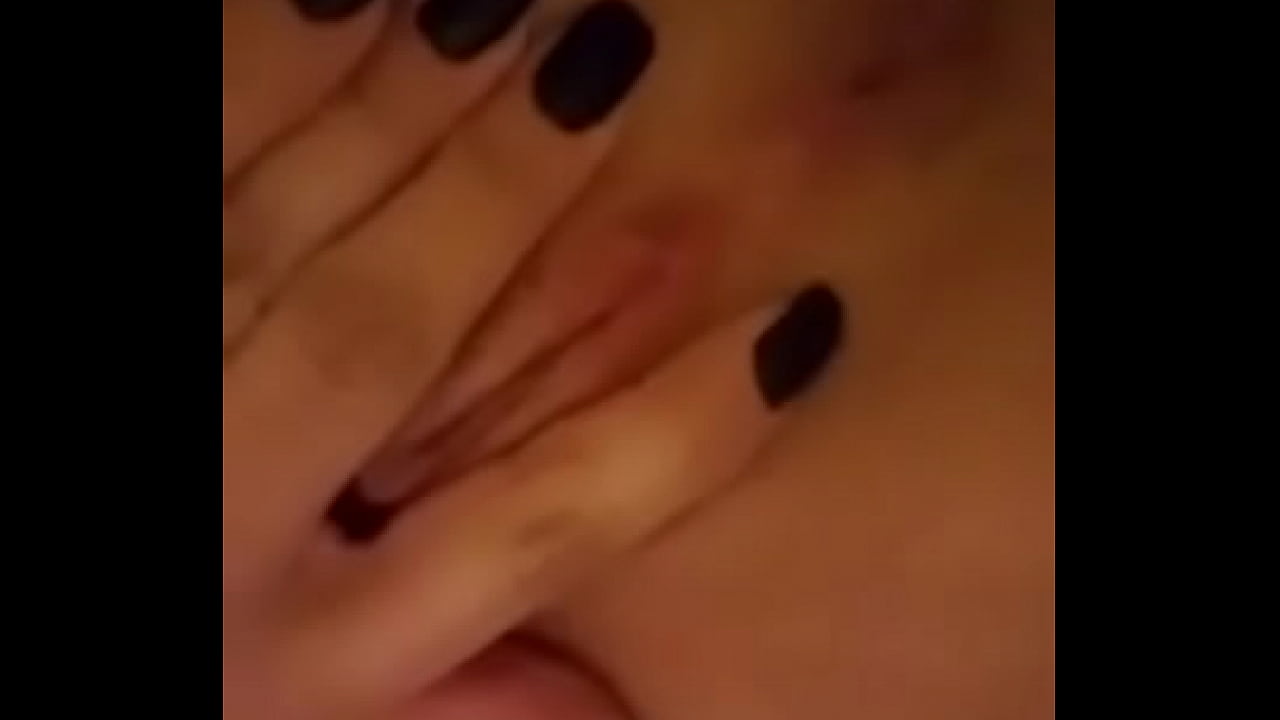 morena batendo siririca na banheira