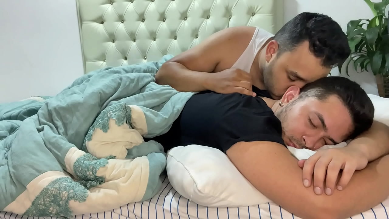 Padrastro me confunde cuando duermo me come el culo a pelo y me lo deja lleno de leche caliente