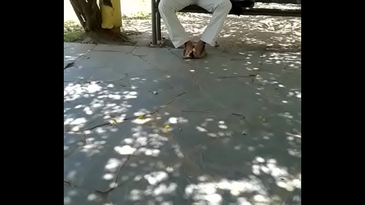 se&ntilde;or muestra el bulto en la plaza