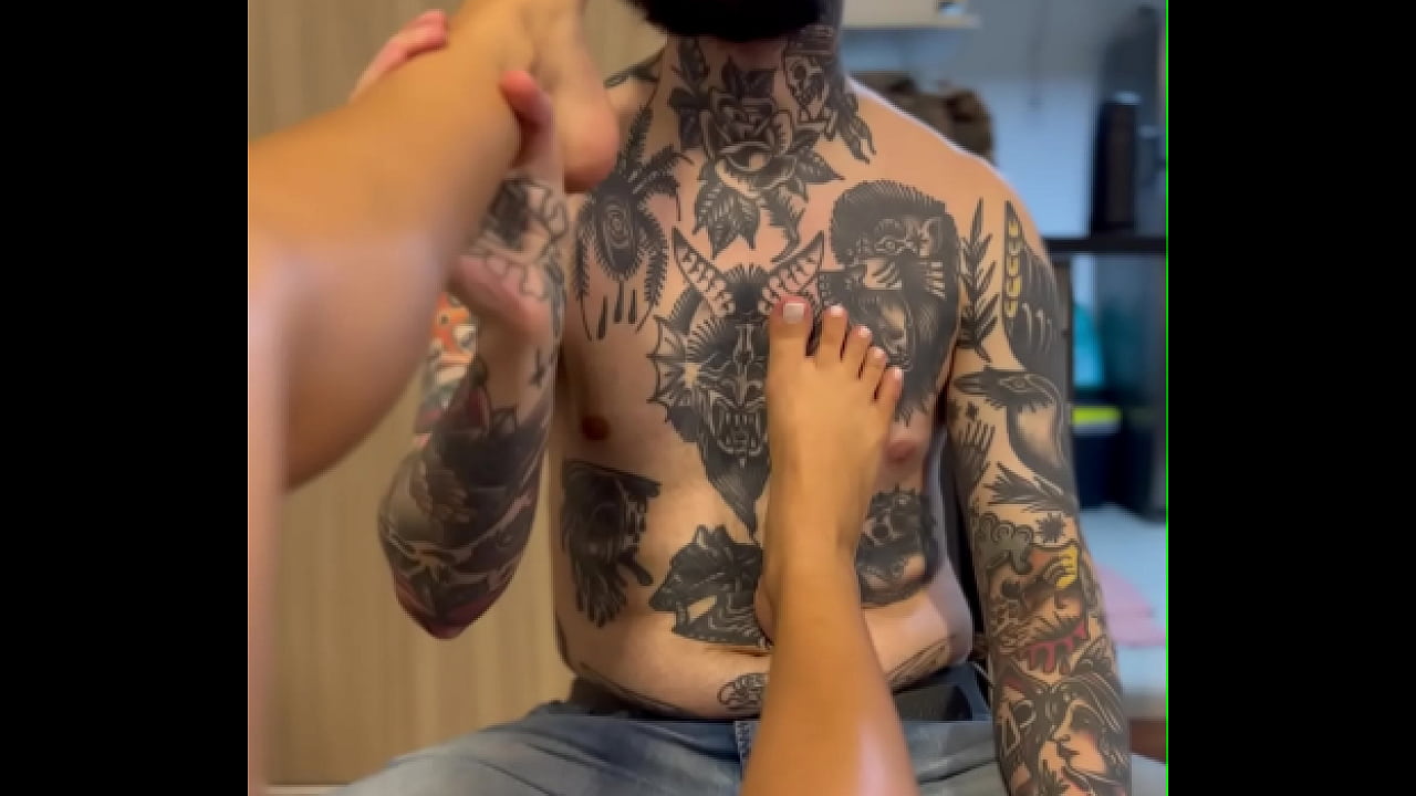 Macho viciado em p&eacute; beijando e fazendo massagem na ruiva