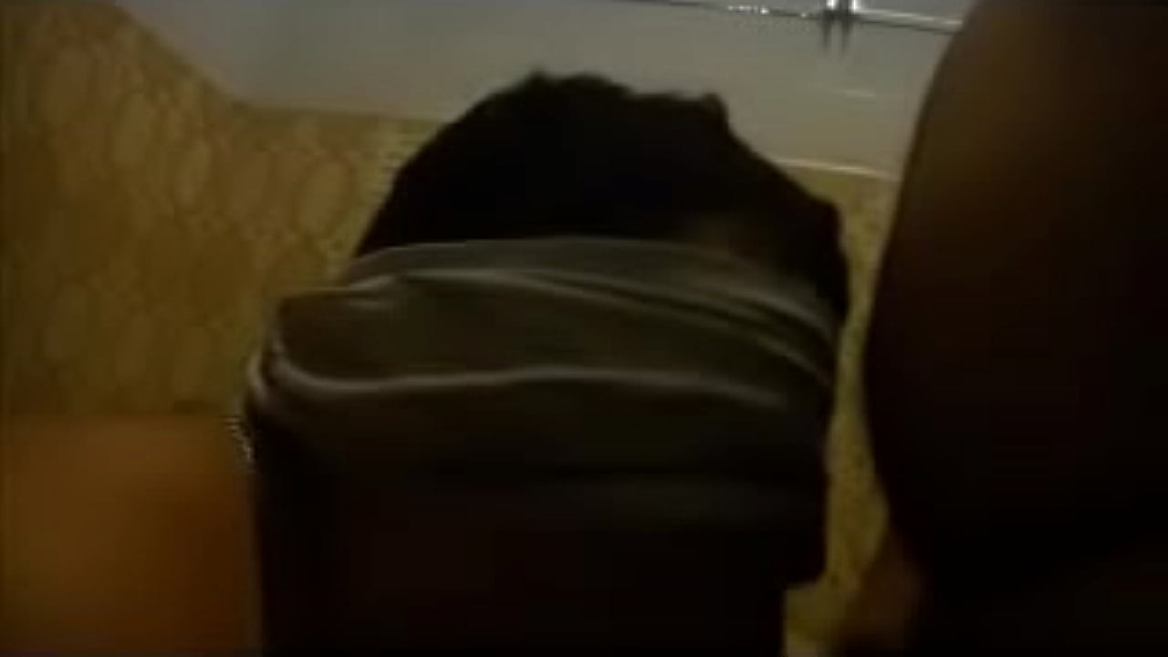 Vini Mamando no Banheiro 01 - C&oacute;pia0