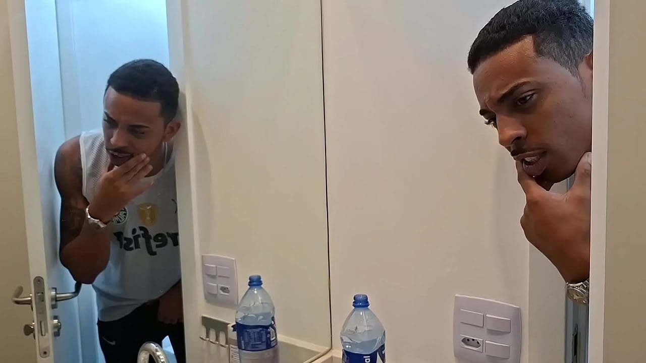 Cunhada gostosa estava tomando banho vi ela toda peladinha