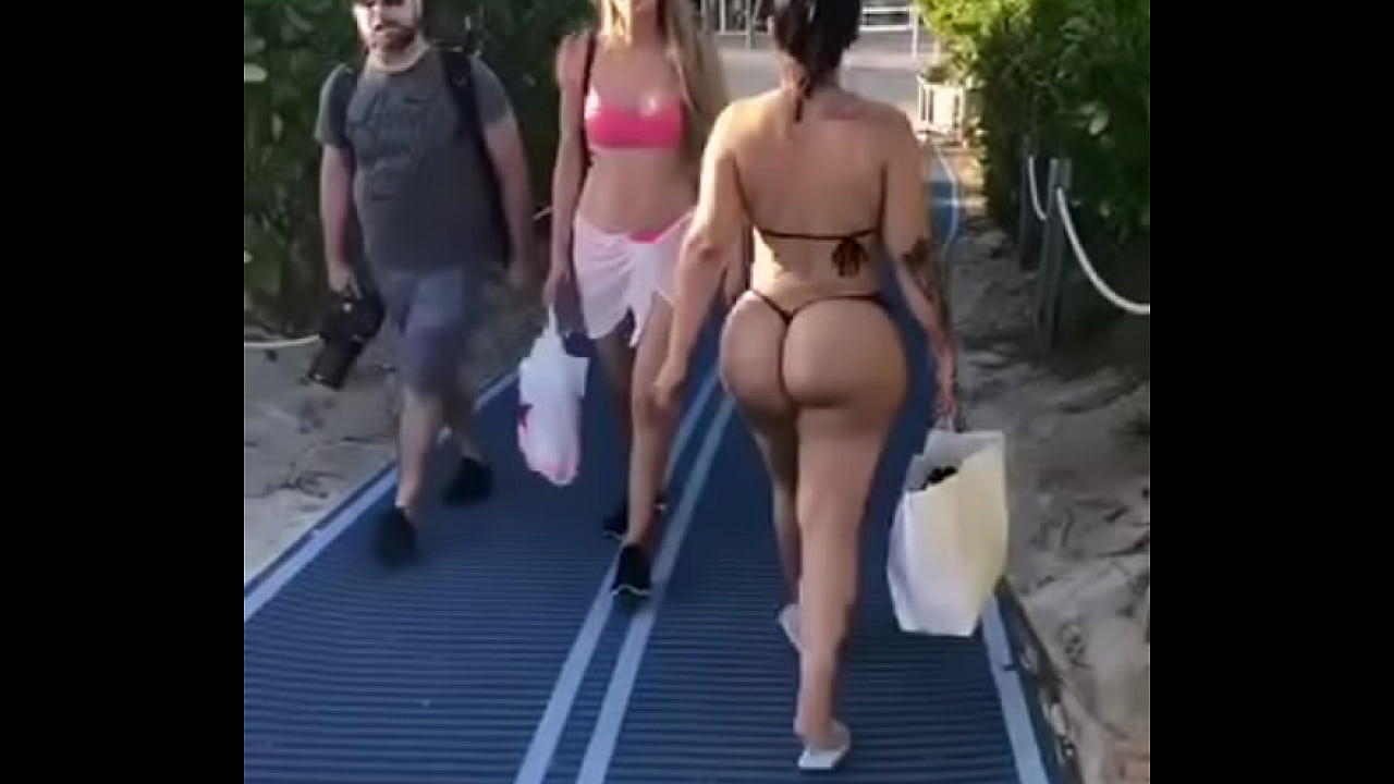 Sexy Penelope Jiggling Booty