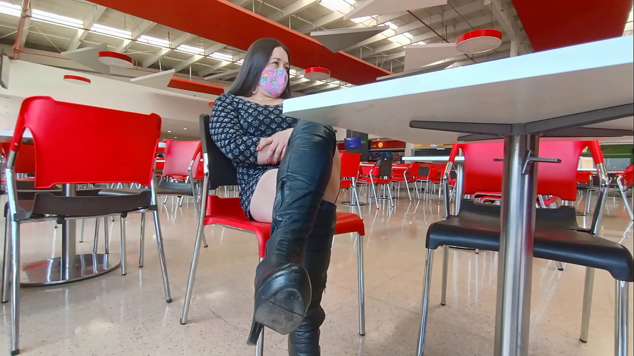 Calentando Vergas En El Centro comercial Esposa Latina Infiel Con su Novio Seduce Extra&ntilde;os