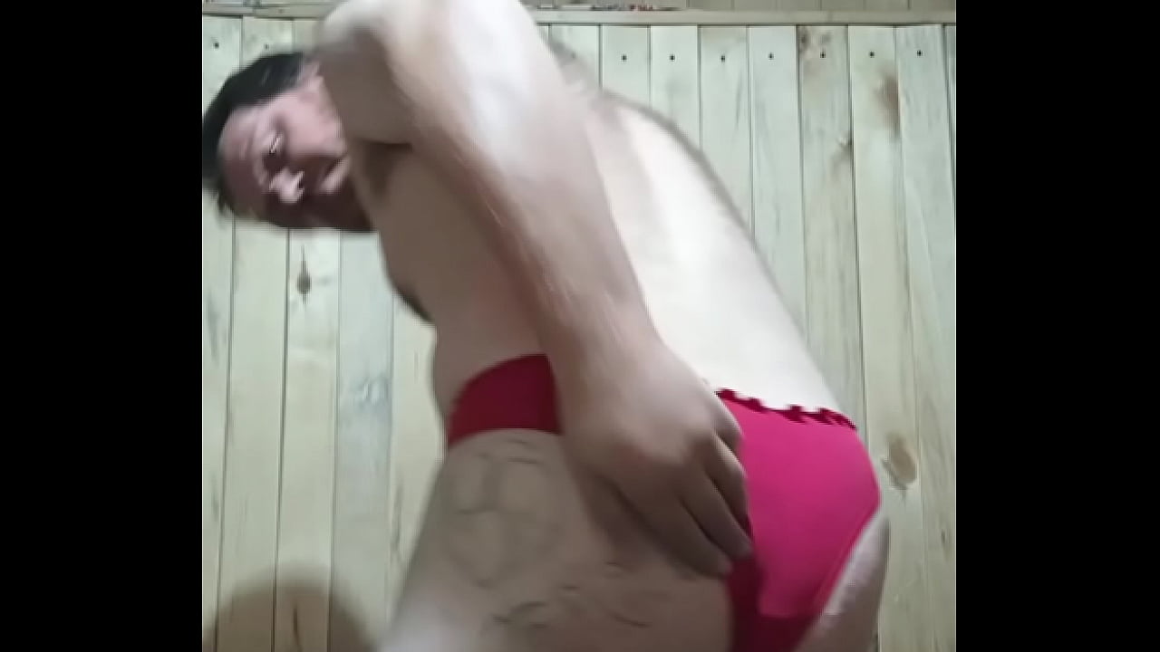 парень в красных стрингах дрочит самый маленький член в мире!