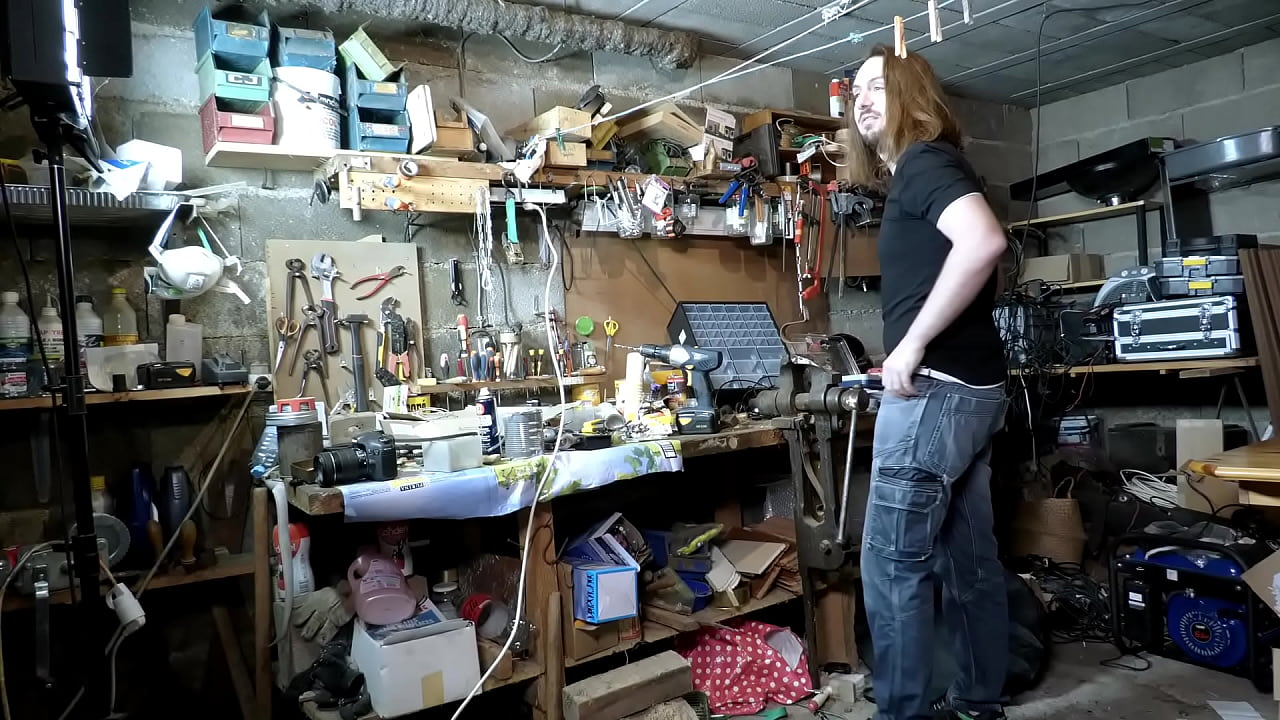 Youpi, le m&eacute;canicien a r&eacute;par&eacute; mon strapon ! Je peux donc me faire baiser par ...