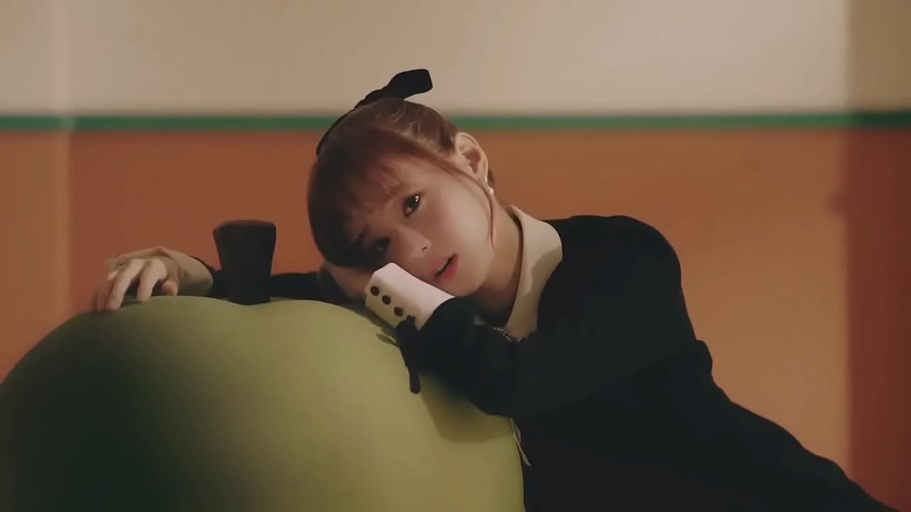 Chuu has orgy with people