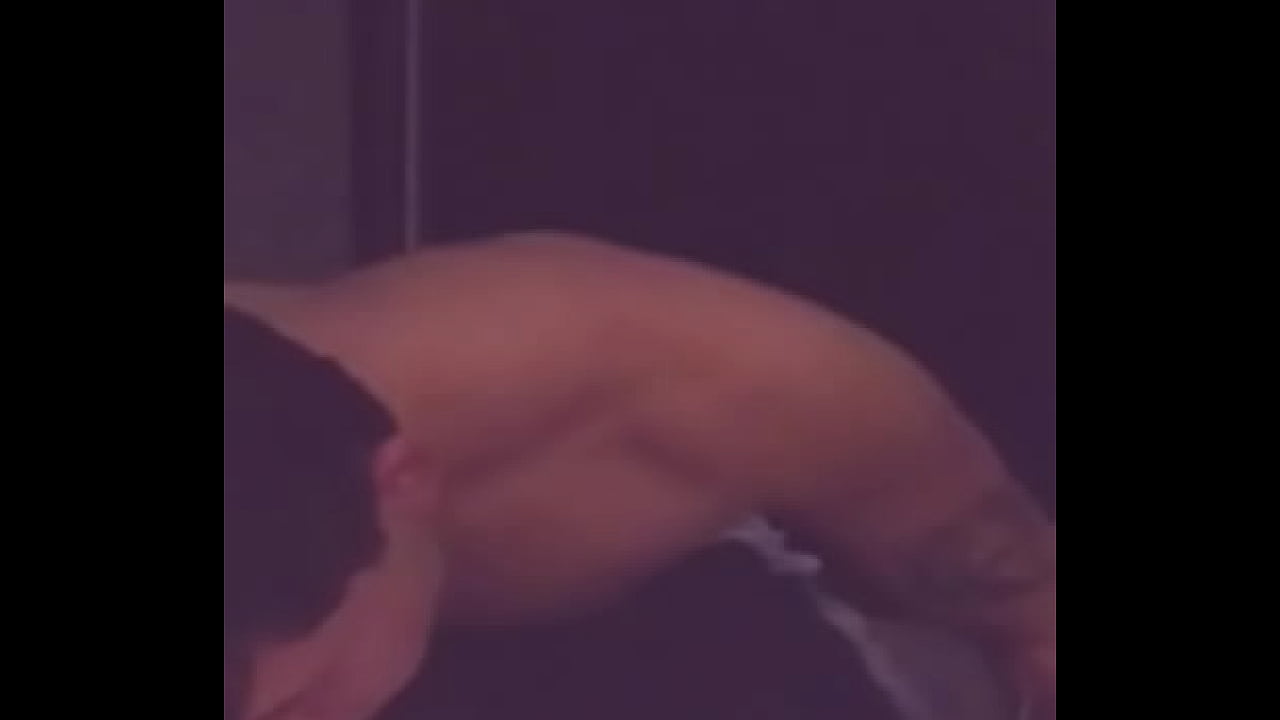 Termina la fiesta alocada y tras la peda el novio de mi mejor amiga me folla