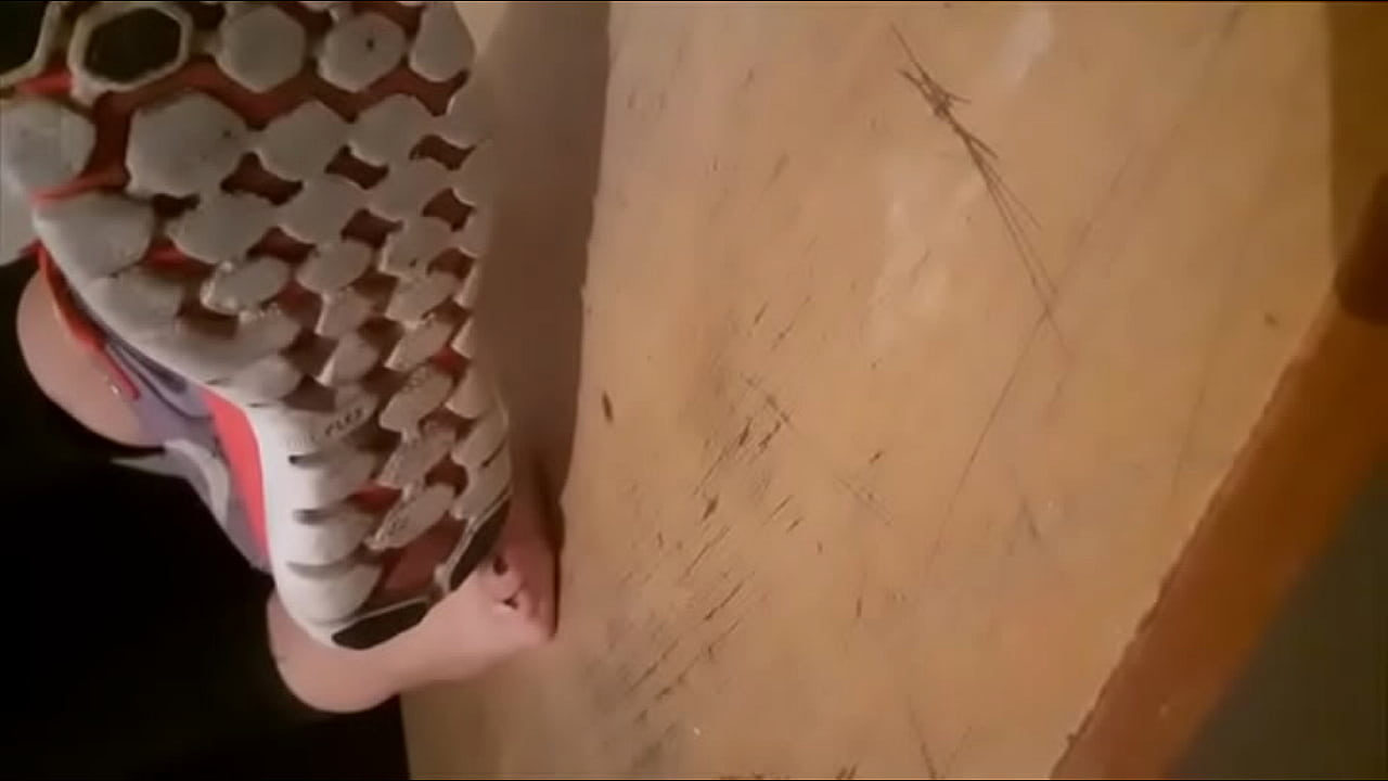 very stynk and sweaty feet