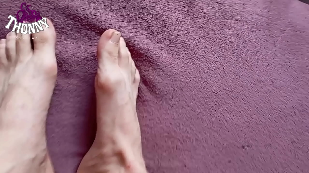 Joi fazendo voc&ecirc; cheirar e lamber meus p&eacute;s enquanto tu massageia eles