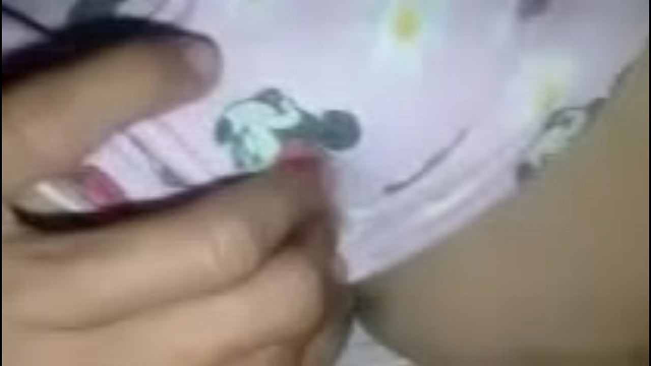 แหกหีสาวสวยเอาควยยัดรูหีจนแตกใน