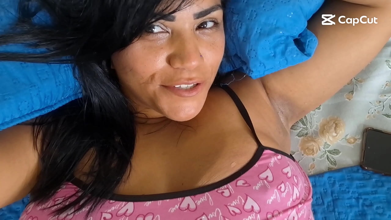 Videochamada Proibida: Nicoly Mattos Leva Leitinho na Bucetinha e Brinca com Porra Escorrendo na Bucetona Peludinha at&eacute; Gozar de Novo