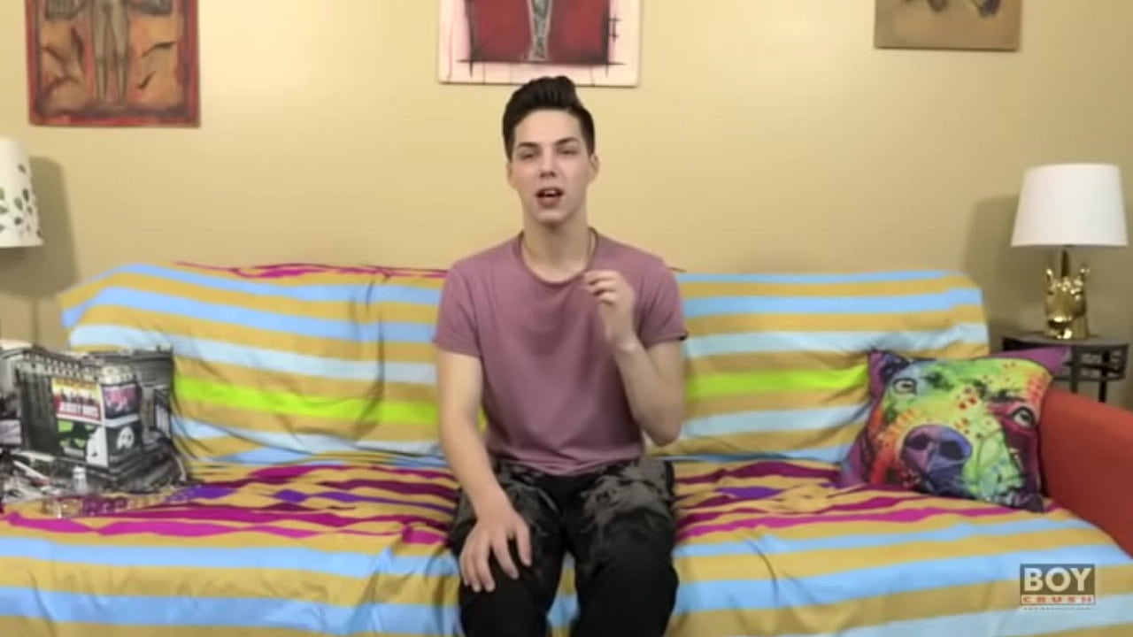 Gay Lad Fills His Ass With Massive Toy