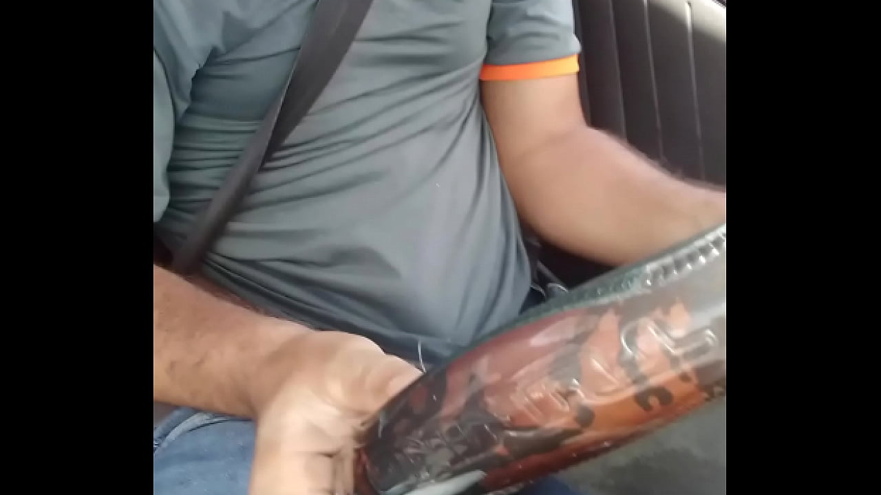 Masturbando com o meu amigo aqui no escrit&oacute;rio