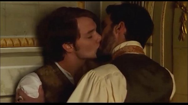 &Agrave;lex Batllori desnudo y beso gay (Stella Cadente)