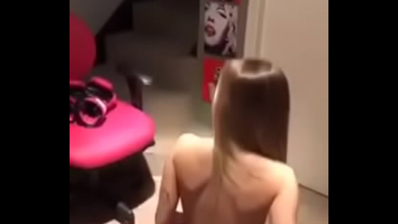 Loira gostosa rebolando gostoso pra voc&ecirc; gozar