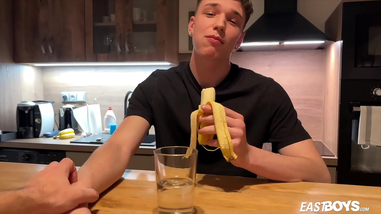 We have met up with Justin Skye again few weeks ago. Justin is good looking athletic dude, and n**dless to say that majority of our models are athletic and good looking. Mr. Hand Jobs took care of Justin's clothing and after feeling up his cock undi